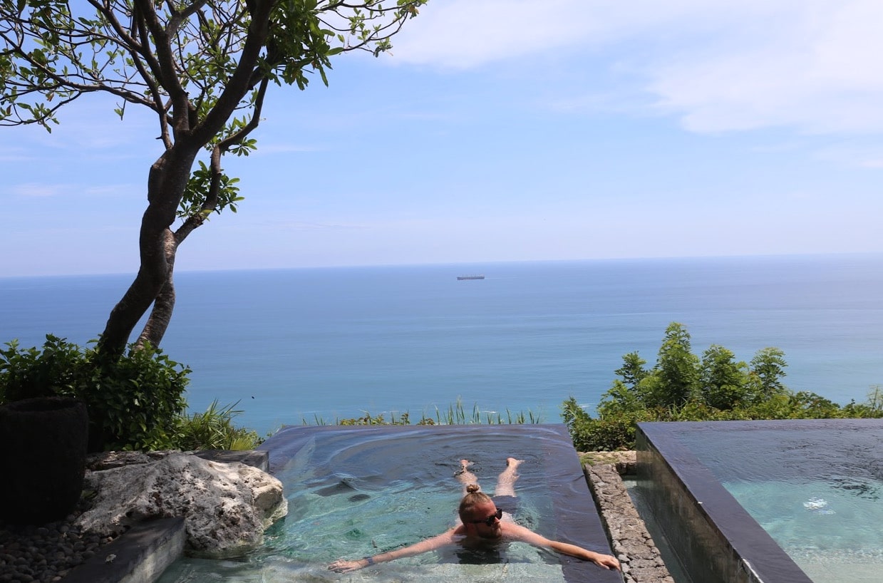 Float in your own private infinity pool overlooking the ocean.
