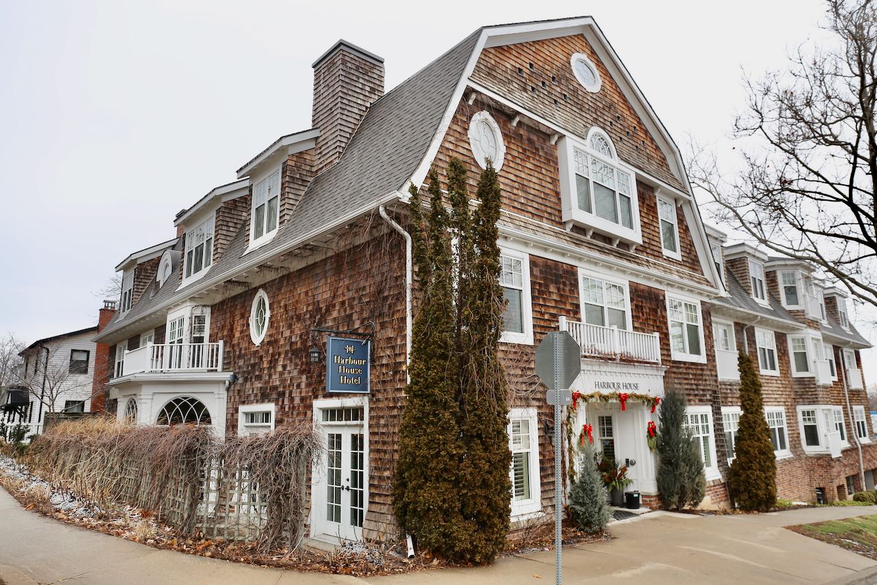 Niagara on the Lake Hotels: Harbour House is the best accommodation for the nautically inclined.