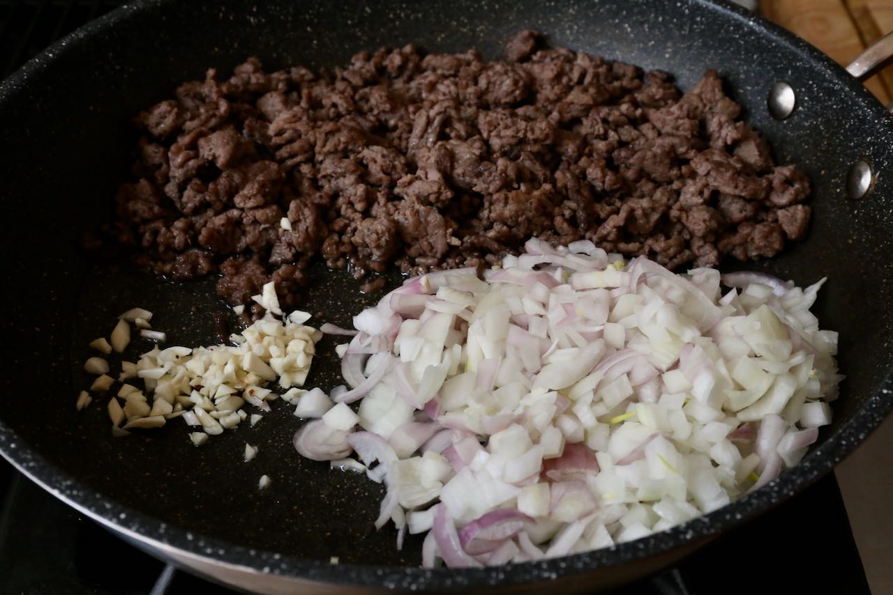 Fry minced beef, garlic and onions in a non-stick pan.