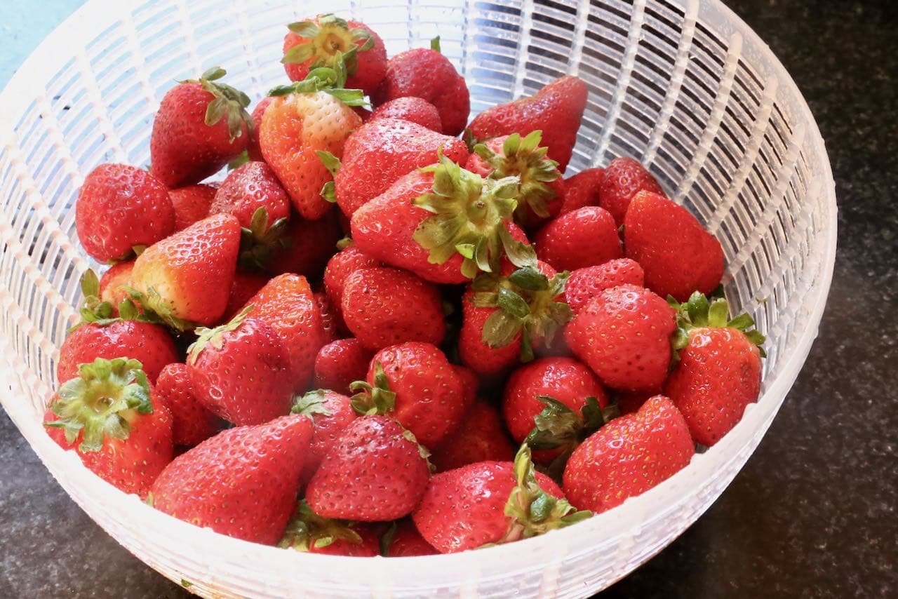 Wash fresh strawberries, remove the stems and slice thinly. 