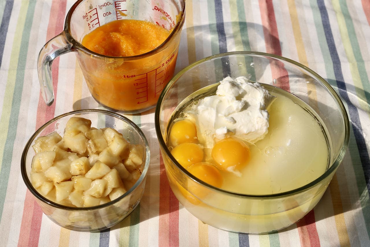 Chop ripe bananas, puree pumpkin and mix eggs, oil, sugar and yogurt.