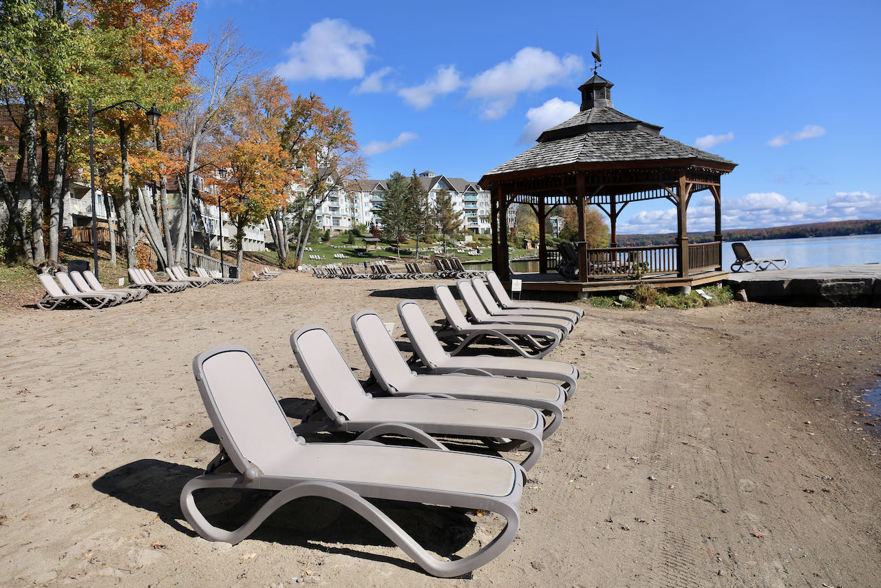 Deerhurst Resort offers guests a sprawling beachfront with plenty of fun activities for families.
