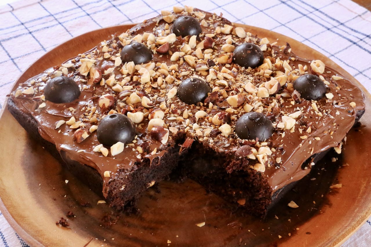 This is the perfect Lindor Cake recipe to serve to chocolate and hazelnut lovers.