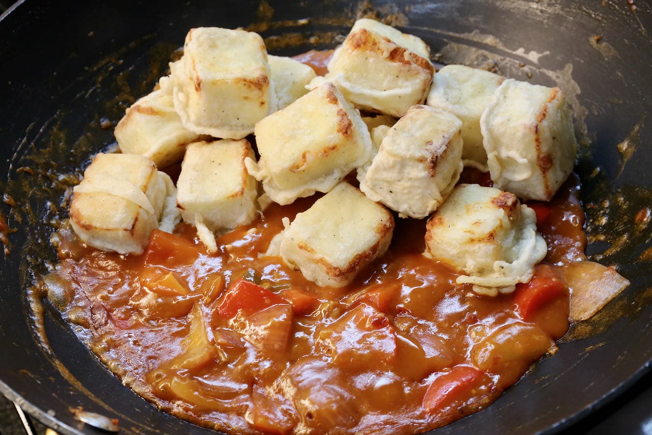 Toss deep fried paneer chunks in chilli masala gravy.