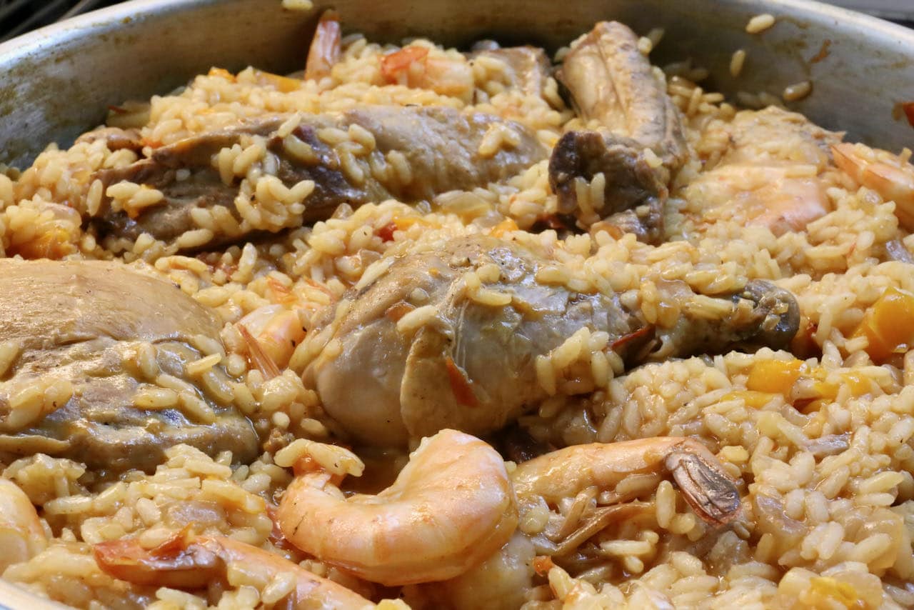 Prepare Paella Mexicana in a large skillet until rice is tender.