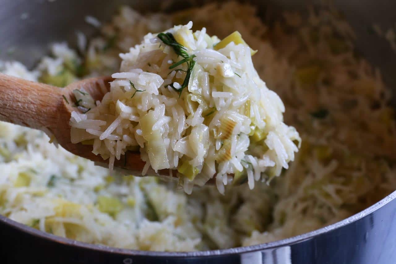 Prasorizo is finished cooking when the leeks and rice are tender.