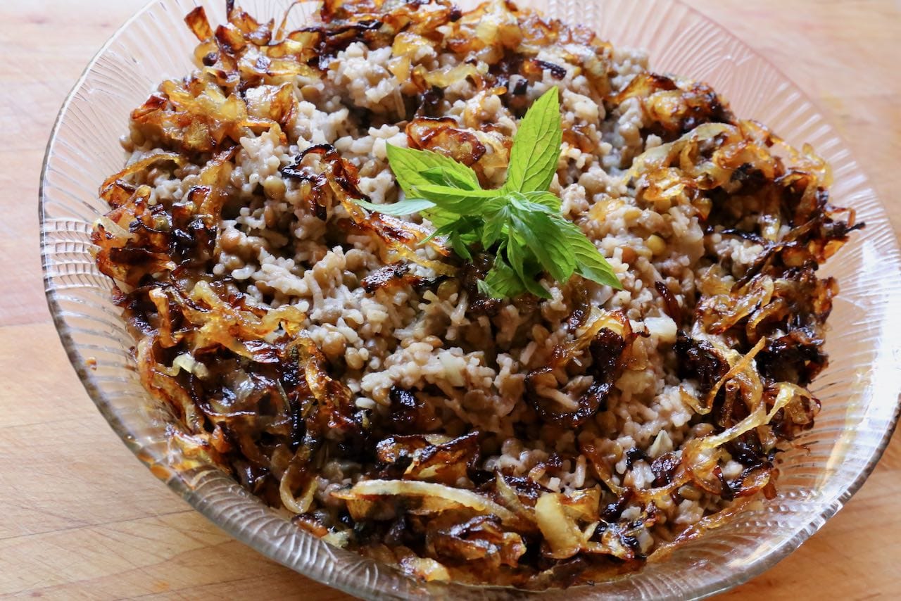 Mdardara is our favourite healthy vegan and vegetarian Lebanese rice dish.