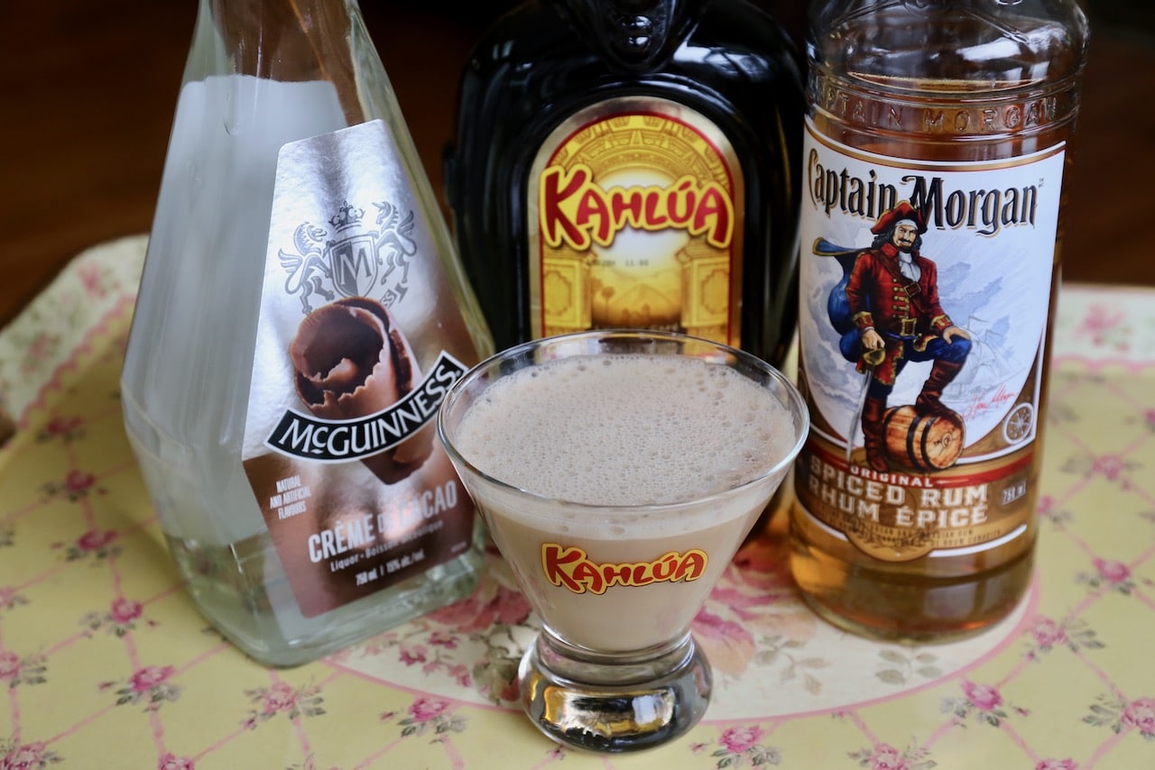 You can garnish the Alexandra Cocktail with grated nutmeg or chocolate shavings. 