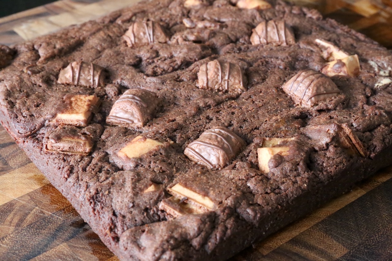 Kinder Bueno Brownies are the perfect sweet snack or dessert for chocolate lovers.