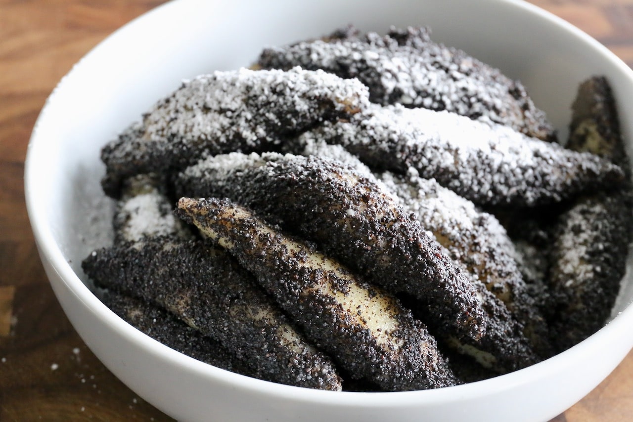 Sprinkle Mohnnudeln with icing sugar before serving. 