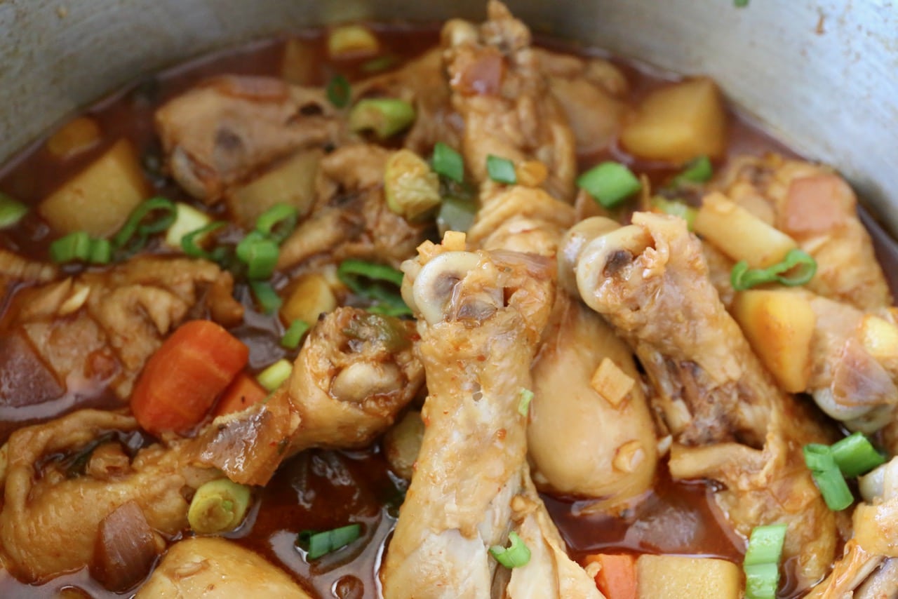 We like to prepare this easy Dakdoritang recipe with chicken drumsticks. 