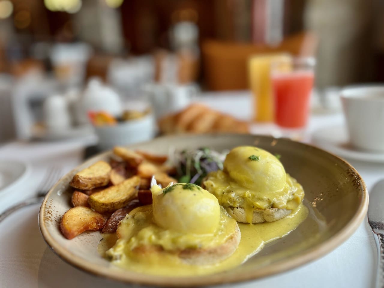 Tuck into some Eggs Benny with leeks and Oka cheese for breakfast at Hôtel Quintessence.